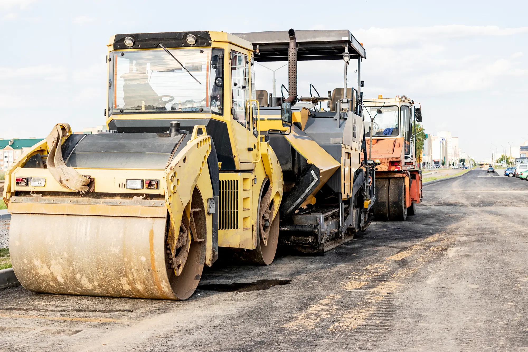 Paver and rollers laying a fresh asphalt course on a highway / Jentera penurap dan penggelek menurap serta memadatkan lapisan asfalt baharu di lebuh raya